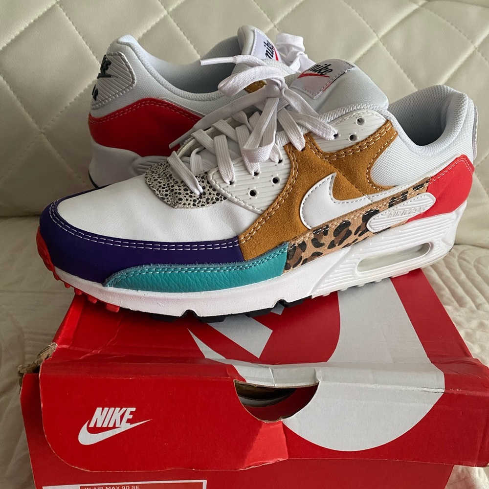 EUC Women’s Nike Air Max 90 Animal Pack